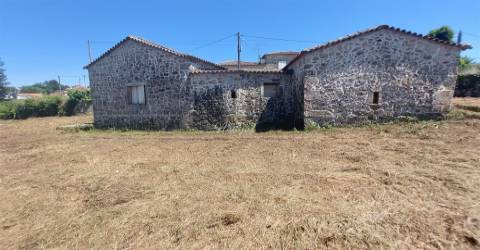 Moradia para restauro com 3020m2 de terreno na Lage, Vila Verde