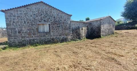 Moradia para restauro com 3020m2 de terreno na Lage, Vila Verde