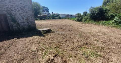 Moradia para restauro com 3020m2 de terreno na Lage, Vila Verde