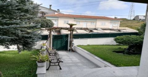 Moradia geminada T3 com piscina e logradouro em Vila Nova de Gaia