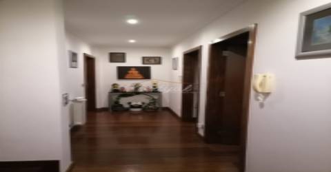 Moradia geminada T3 com piscina e logradouro em Vila Nova de Gaia