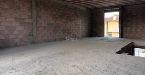 Moradia geminada T3 em estrutura para construção, Loureira, Vila Verde