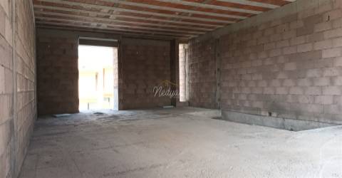 Moradia geminada T3 em estrutura para construção, Loureira, Vila Verde