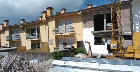 Moradia geminada T3 em estrutura para construção, Loureira, Vila Verde