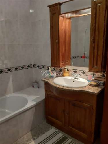 Moradia em banda T4 com jardim e vistas para o mar