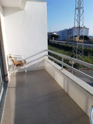 Moradia em banda T4 com jardim e vistas para o mar