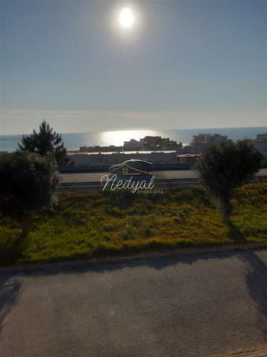Moradia em banda T4 com jardim e vistas para o mar