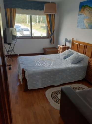 Moradia em banda T4 com jardim e vistas para o mar