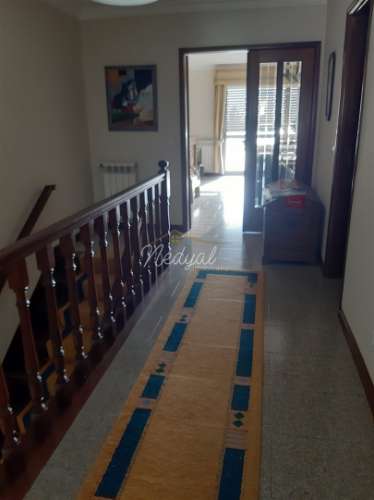 Moradia em banda T4 com jardim e vistas para o mar