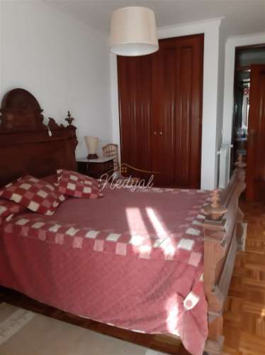 Moradia em banda T4 com jardim e vistas para o mar