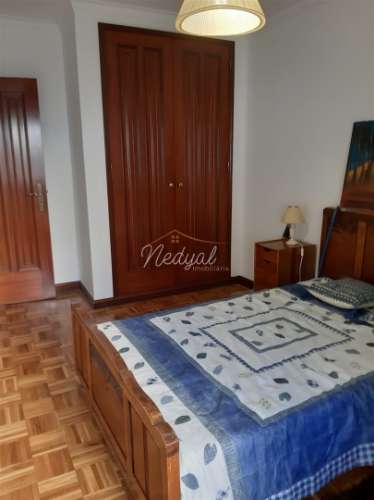 Moradia em banda T4 com jardim e vistas para o mar