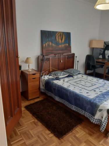 Moradia em banda T4 com jardim e vistas para o mar