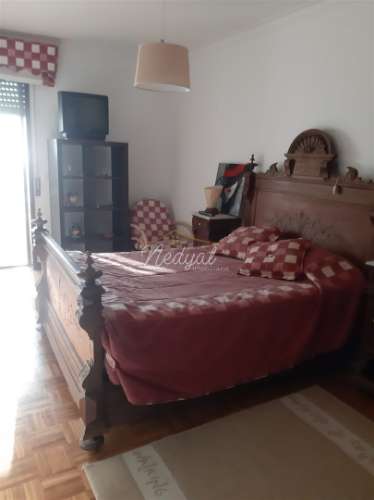 Moradia em banda T4 com jardim e vistas para o mar