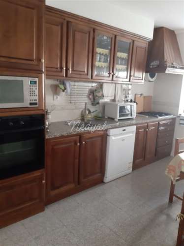 Moradia em banda T4 com jardim e vistas para o mar