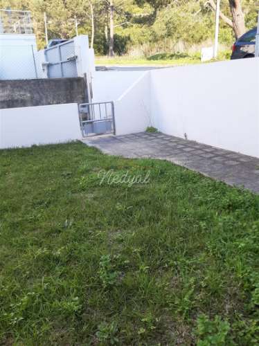 Moradia em banda T4 com jardim e vistas para o mar