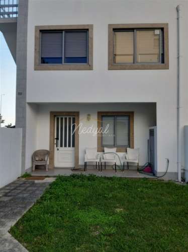 Moradia em banda T4 com jardim e vistas para o mar