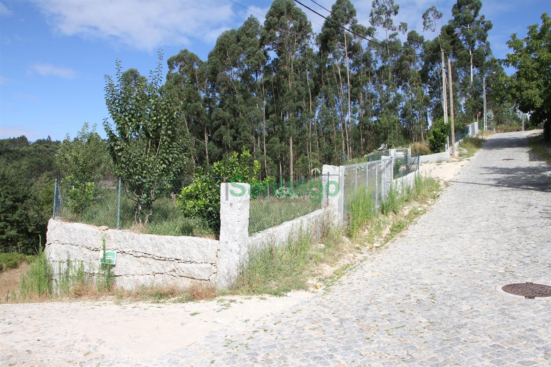 Terreno com 1875 m2 localizado em Arões (S. Romão), Fafe