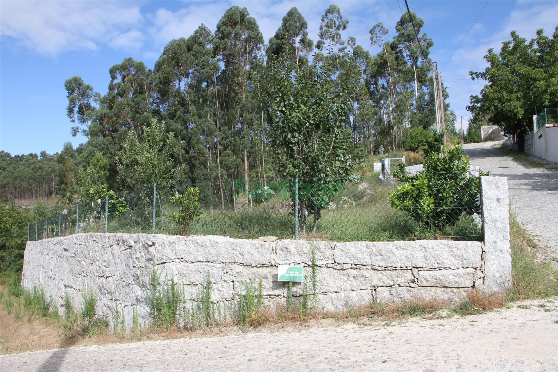 Terreno com 1875 m2 localizado em Arões (S. Romão), Fafe