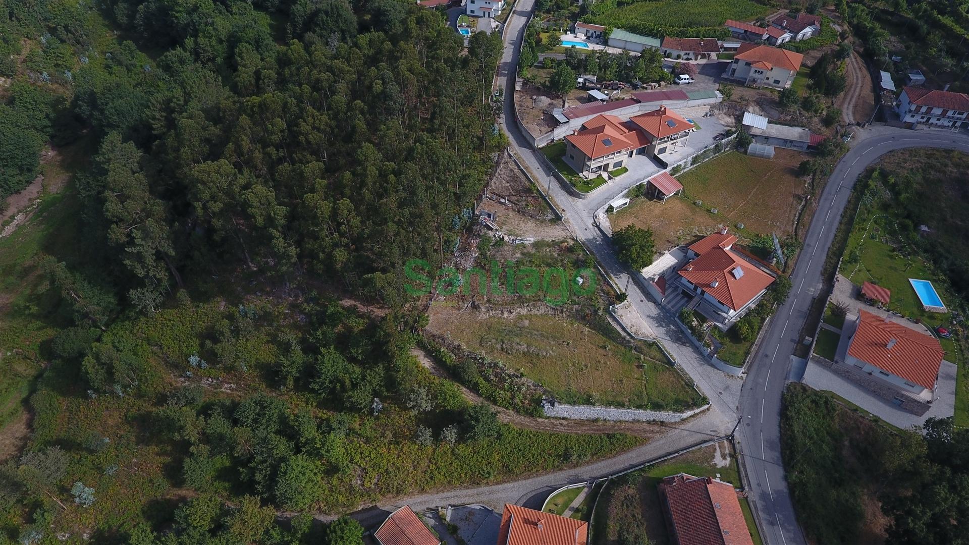 Terreno com 1875 m2 localizado em Arões (S. Romão), Fafe