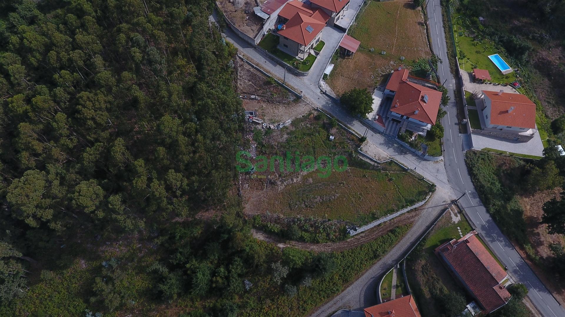 Terreno com 1875 m2 localizado em Arões (S. Romão), Fafe