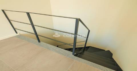 Loja com 2 pisos nova no centro do Porto