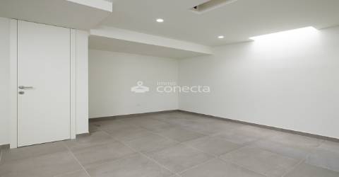 Loja com 2 pisos nova no centro do Porto