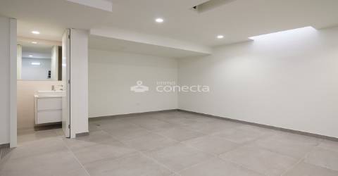 Loja com 2 pisos nova no centro do Porto