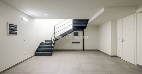 Loja com 2 pisos nova no centro do Porto