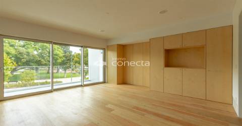 Apartamento T2 com terraço, varanda elevador garagem remodelado em Arroios, Lisboa.