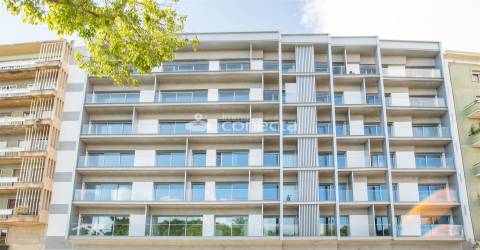 Apartamento T2 com terraço, varanda elevador garagem remodelado em Arroios, Lisboa.