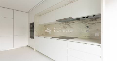 Apartamento T2 com terraço, varanda elevador garagem remodelado em Arroios, Lisboa.