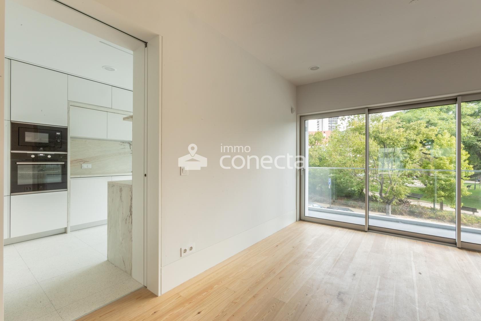 Apartamento T2 com terraço, varanda elevador garagem remodelado em Arroios, Lisboa.