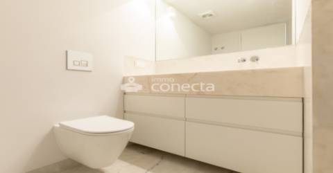 Apartamento T2 com terraço, varanda elevador garagem remodelado em Arroios, Lisboa.