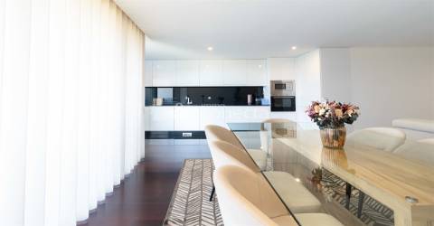 Apartamento T3 com varanda elevador e garagem em Apulia, Esposende