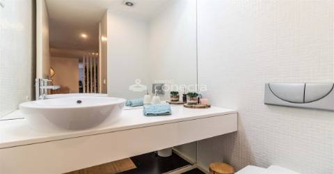 Apartamento T3 com varanda elevador e garagem em Apulia, Esposende