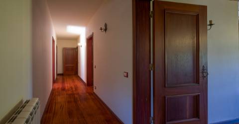 Excelente Moradia T4, transformada em T3 em Soalhães, Marco de Canaveses com jardim e piscina