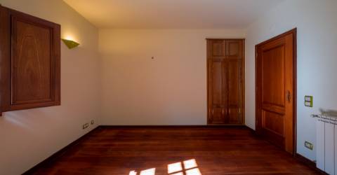 Excelente Moradia T4, transformada em T3 em Soalhães, Marco de Canaveses com jardim e piscina