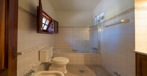 Excelente Moradia T4, transformada em T3 em Soalhães, Marco de Canaveses com jardim e piscina