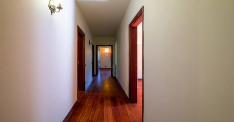 Excelente Moradia T4, transformada em T3 em Soalhães, Marco de Canaveses com jardim e piscina