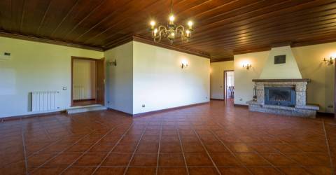 Excelente Moradia T4, transformada em T3 em Soalhães, Marco de Canaveses com jardim e piscina