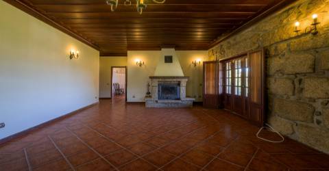 Excelente Moradia T4, transformada em T3 em Soalhães, Marco de Canaveses com jardim e piscina