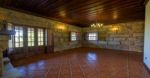 Excelente Moradia T4, transformada em T3 em Soalhães, Marco de Canaveses com jardim e piscina