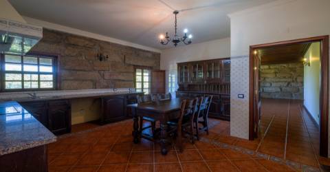 Excelente Moradia T4, transformada em T3 em Soalhães, Marco de Canaveses com jardim e piscina