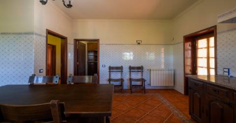 Excelente Moradia T4, transformada em T3 em Soalhães, Marco de Canaveses com jardim e piscina