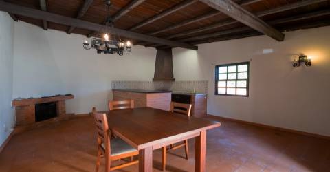 Excelente Moradia T4, transformada em T3 em Soalhães, Marco de Canaveses com jardim e piscina