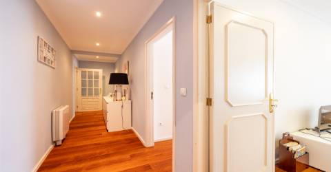 Apartamento T4 nas Antas, Porto com varanda e garagem