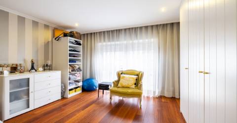 Apartamento T4 nas Antas, Porto com varanda e garagem