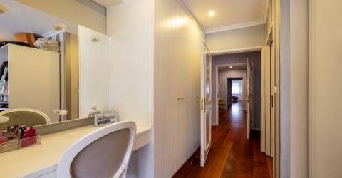 Apartamento T4 nas Antas, Porto com varanda e garagem