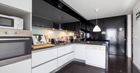 Apartamento T4 nas Antas, Porto com varanda e garagem