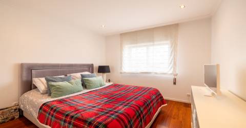 Apartamento T4 nas Antas, Porto com varanda e garagem